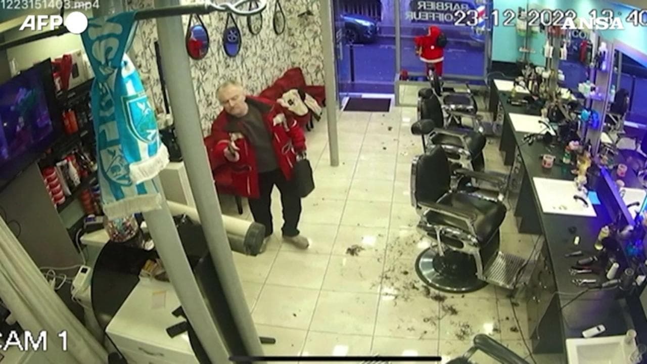 Curdi uccisi a Parigi, il killer in fuga entra nel negozio di un barbiere armi in pugno poco prima della cattura