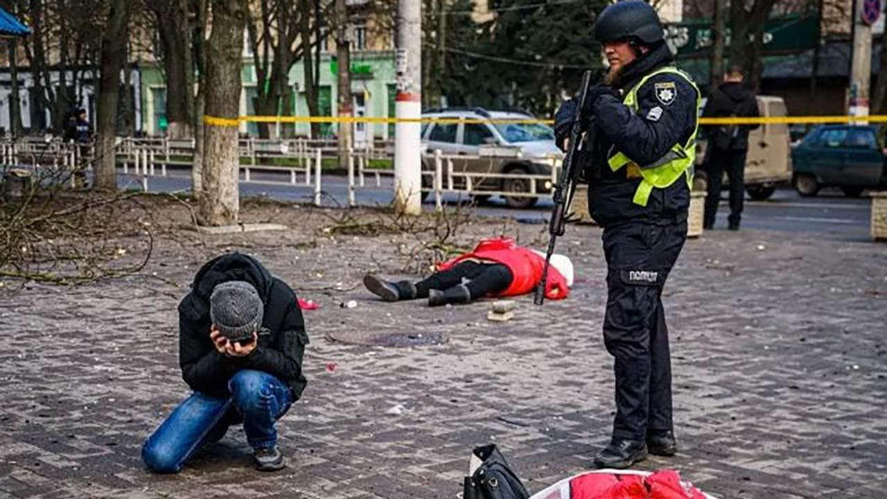 Kherson, le drammatiche immagini dei soccorsi dopo il bombardamento della vigilia di Natale