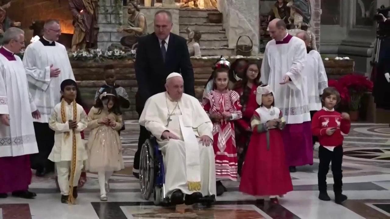 Natale 2022, Papa Francesco fa il suo ingresso a San Pietro in sedia a rotelle