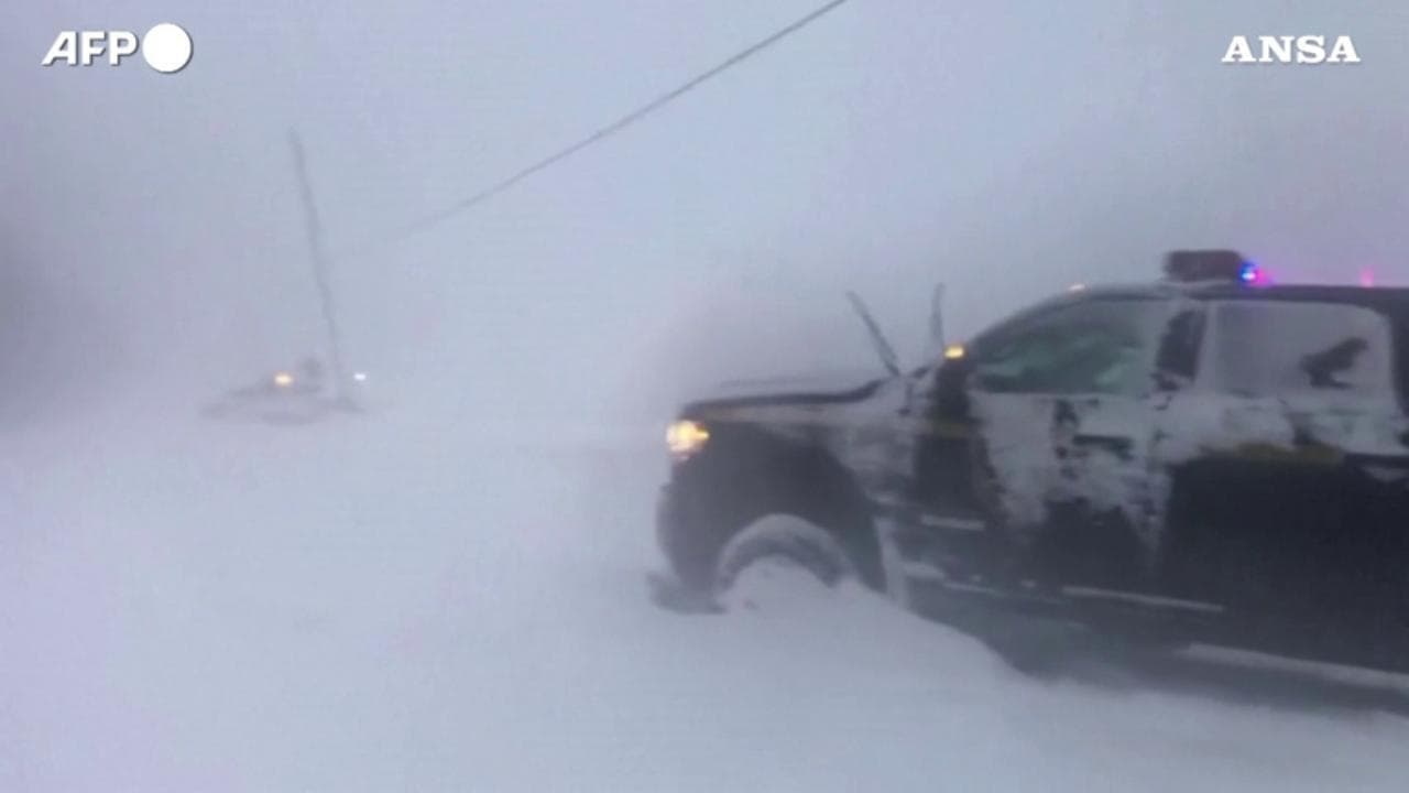 Una bufera di neve si abbatte su New York: la macchina della polizia bloccata nella tempesta