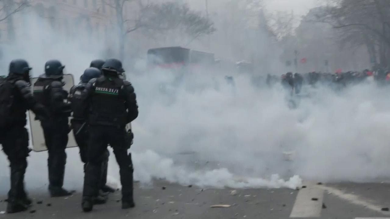 Parigi, la protesta dei curdi finisce con violenze e scontri con la polizia: lacrimogeni e sassaiole