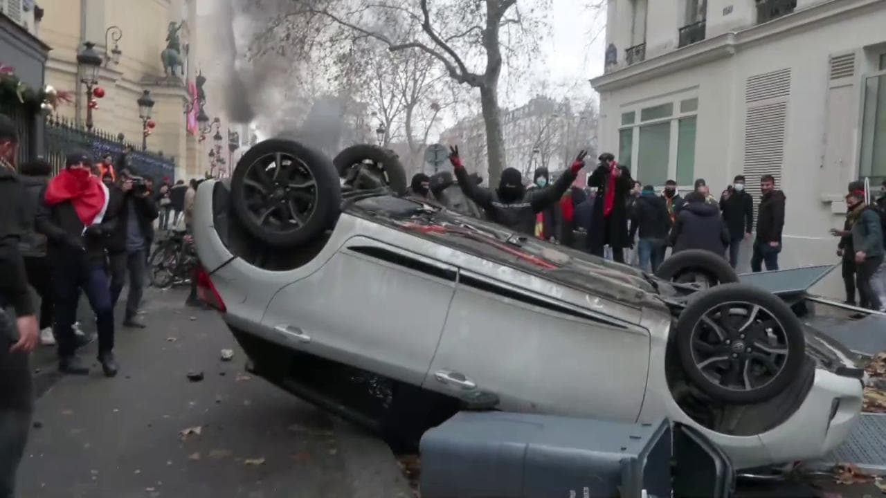 Parigi, violenze alla manifestazione dei curdi: auto date alle fiamme devastazioni sul boulevard
