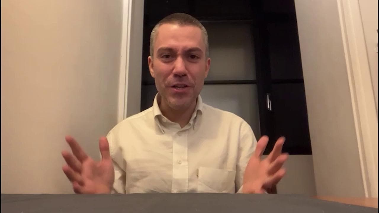 Saverio Raimondo presenta il nuovo numero di Robinson, la gag: "Proprio quello che mi mancava"