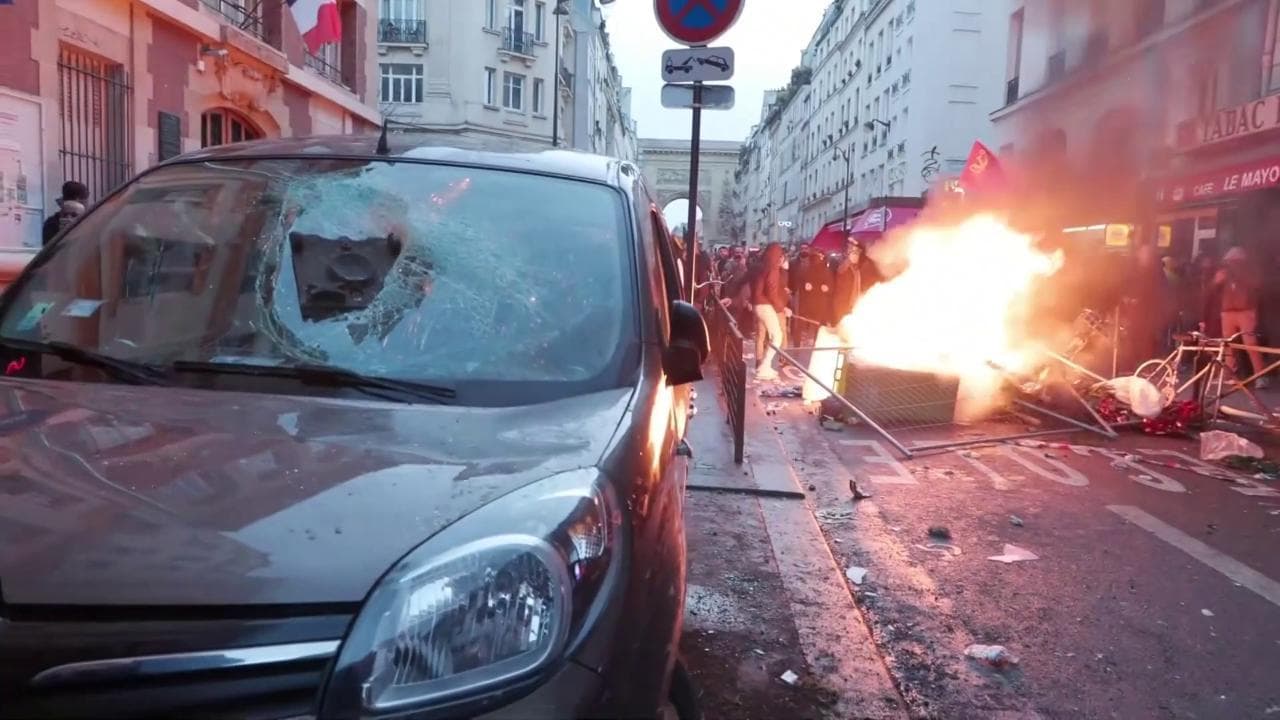 Parigi, è guerriglia dopo la sparatoria al centro curdo: incendi e barricate per le strade