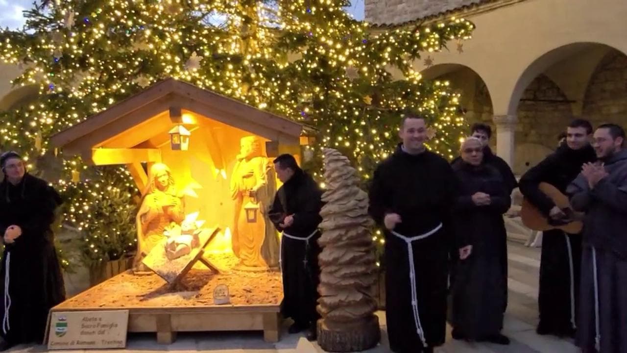 Dai frati di Assisi buon Natale in tutte le lingue del mondo: l'augurio cantato intorno al presepe nella piazza inferiore di San Francesco