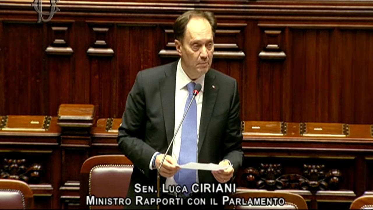 Manovra, tensione dopo l'annuncio della fiducia. Mulè: "Urla belluine". E il deputato fraintende