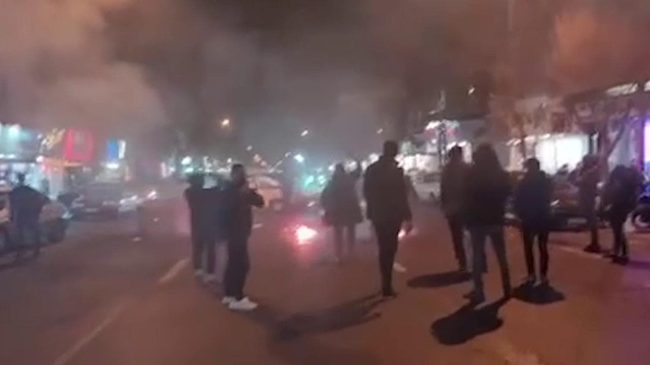 Iran, blocchi stradali con fuochi e proteste nella notte a Teheran