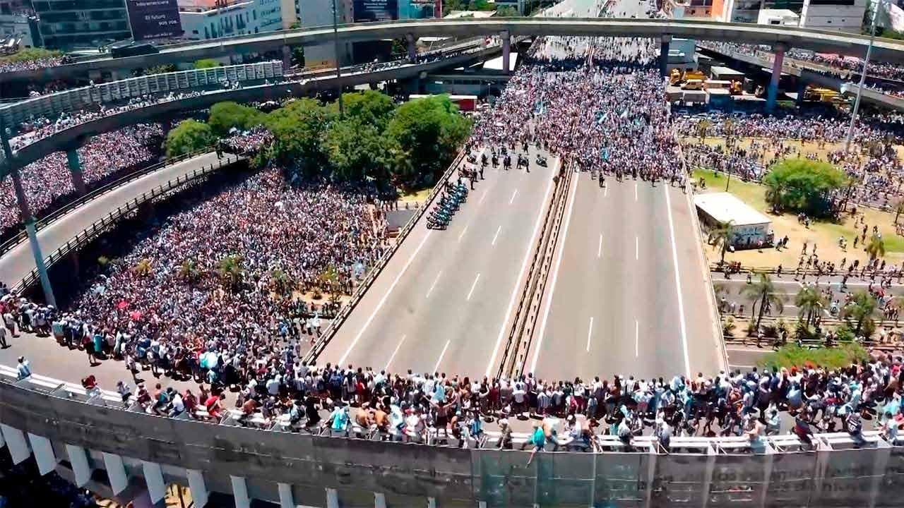 Qatar 2022, milioni in strada per la festa dei campioni del mondo. Buenos Aires paralizzata
