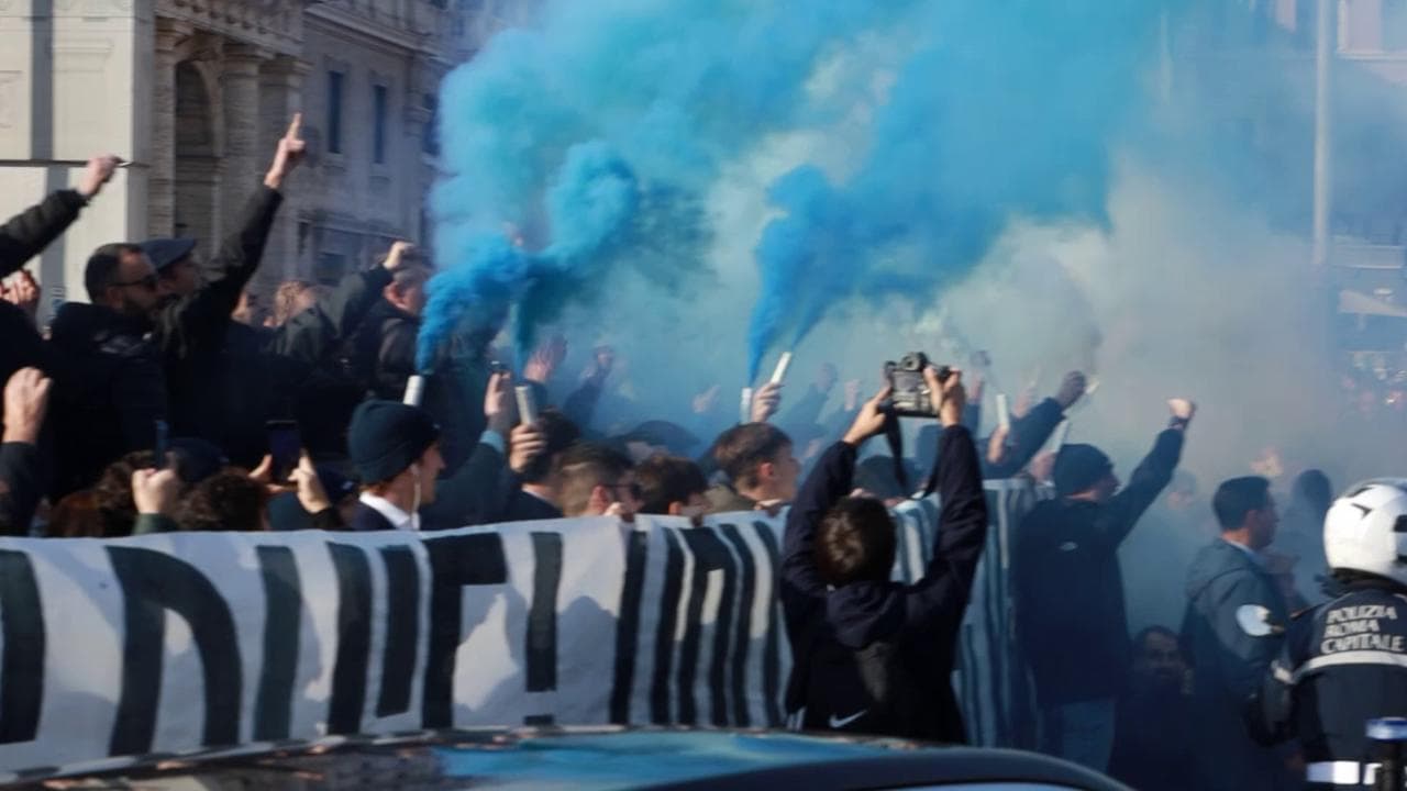Cori, fumogeni e lacrime: amici e tifosi salutano Mihajlovic. Mancini: "Perdo un amico fraterno"