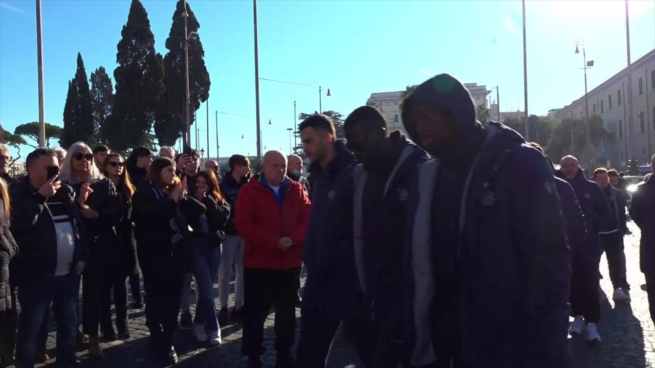 Funerale Mihajlovic, l'arrivo del Bologna: la società calcistica al funerale