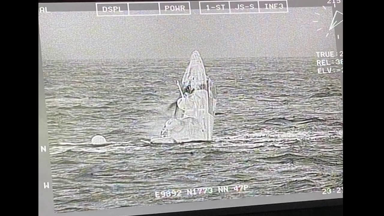 Thailandia, la nave da guerra affonda nella tempesta