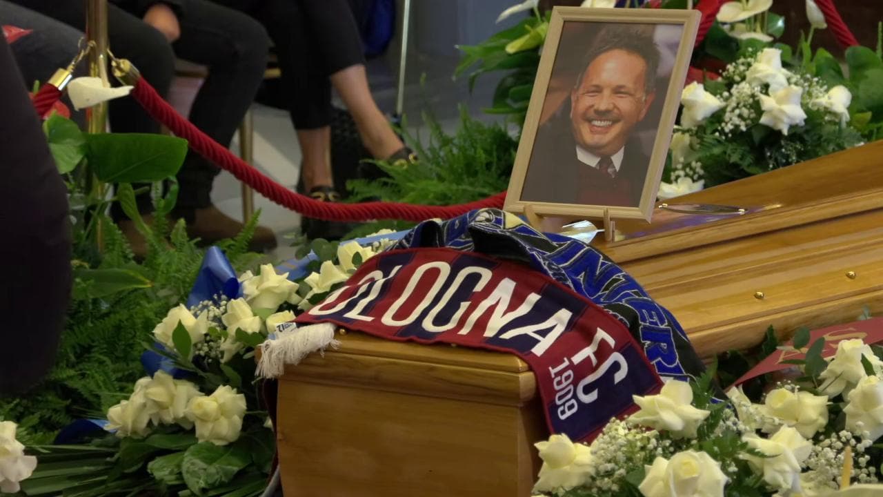 Camera ardente Mihajlovic, l'omaggio dei tifosi: lasciano sciarpe e magliette sul feretro delle "sue" squadre
