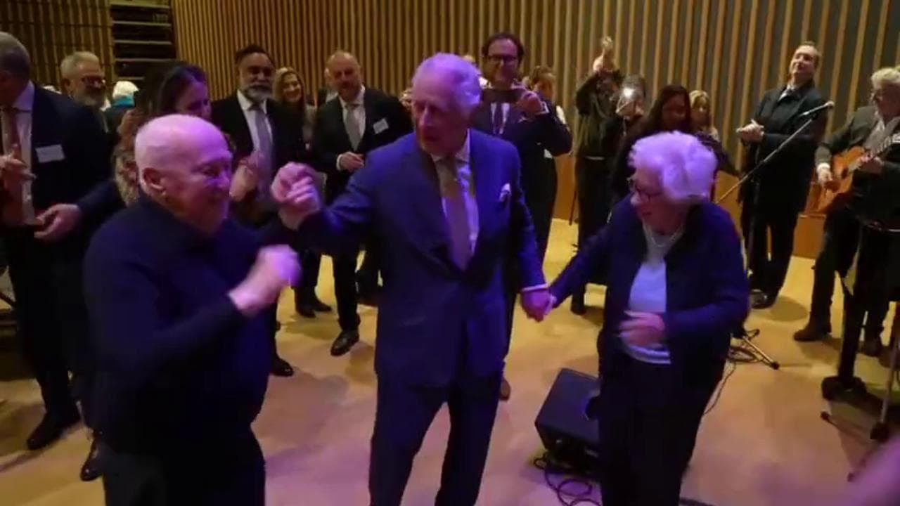 Re Carlo III balla con la sorella di Anna Frank durante la festa ebraica