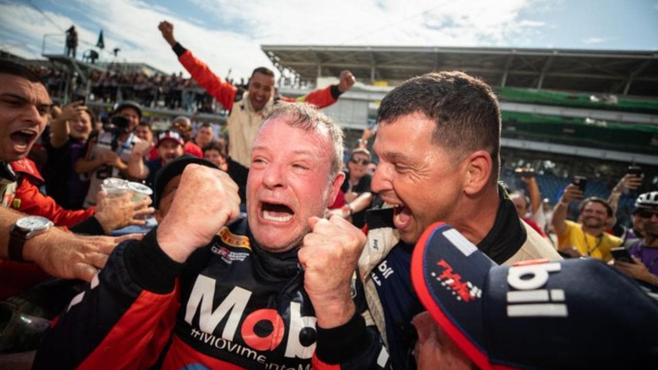 Rubens Barrichello pazzo di gioia: a 50 anni ha vinto il campionato brasiliano delle Stock Car