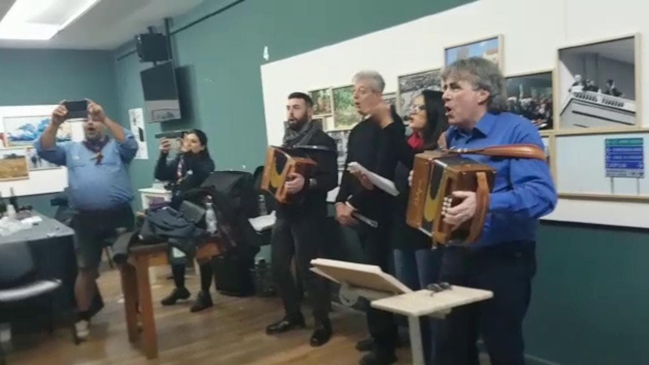 Il maestro Ambrogio Sparagna canta con i capi scout a Casa don Diana