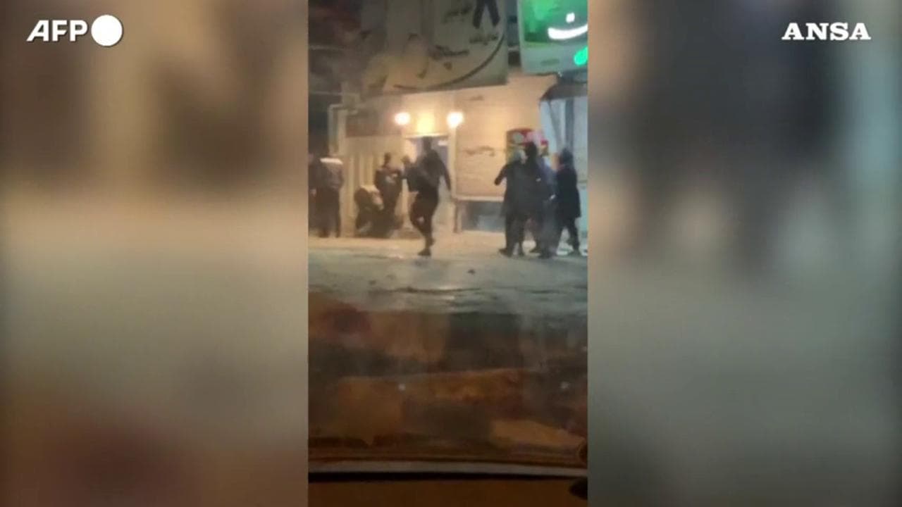 Iran, uomini armati di bastoni attaccano una persona a Kermanshah