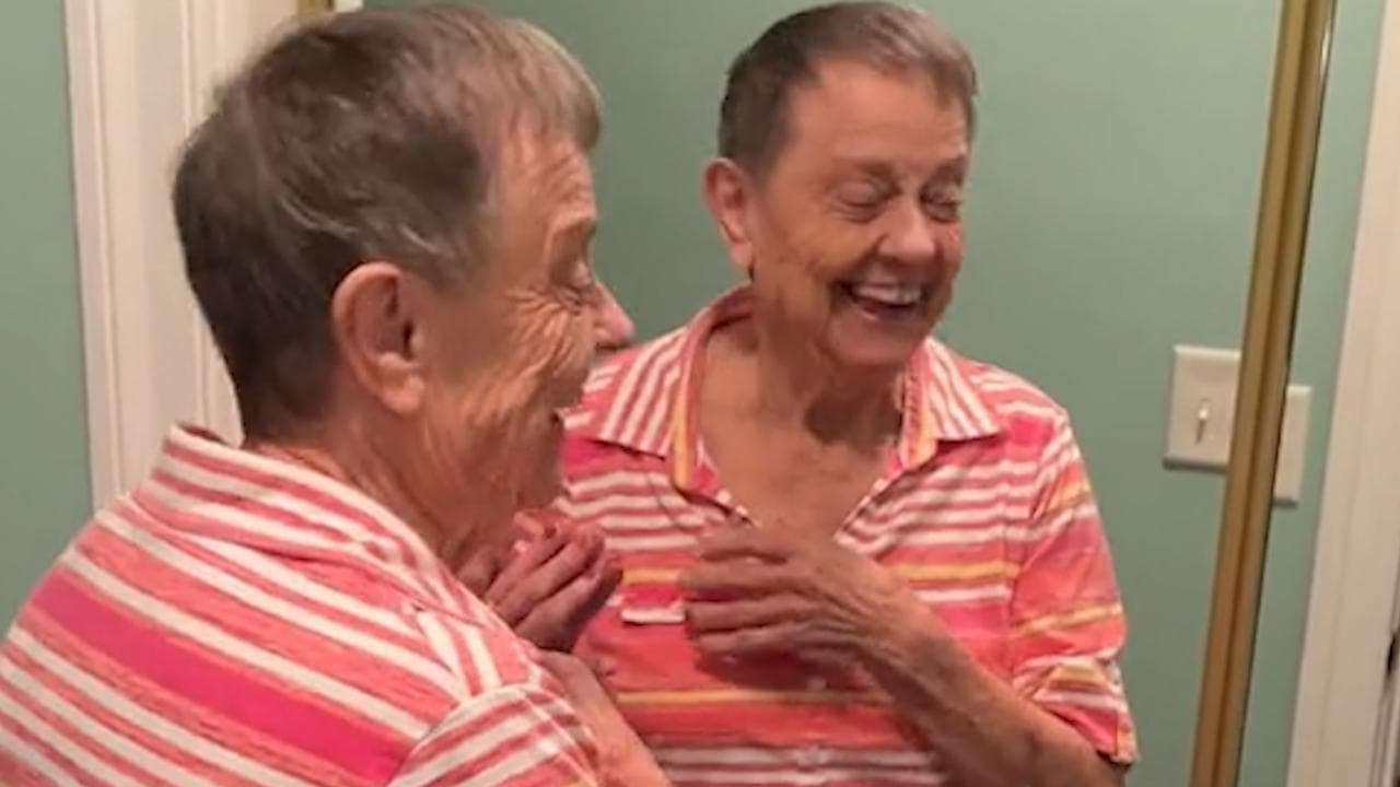 Il figlio racconta la vita della madre malata di Alzheimer su TikTok e le cambia la vita