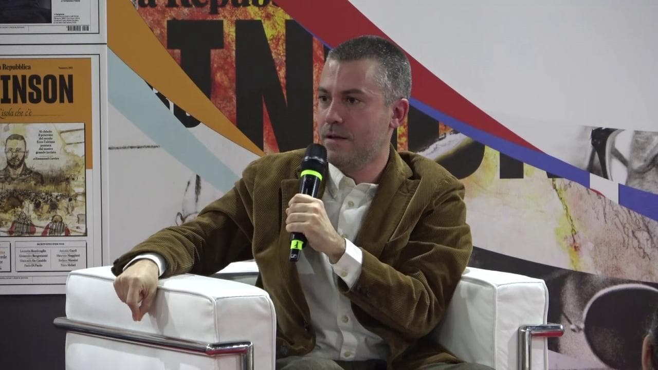 Più libri più liberi, la gag di Saverio Raimondo: "Chi ha votato gli elettori? Siamo in un regime, propongo di fare un election pass"