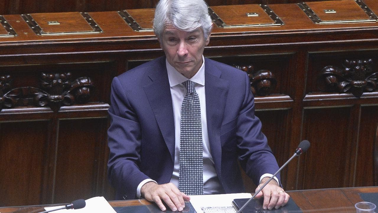 Il ministro per lo Sport Abodi: "Niente favori al calcio, no allo spalmadebiti senza interessi"