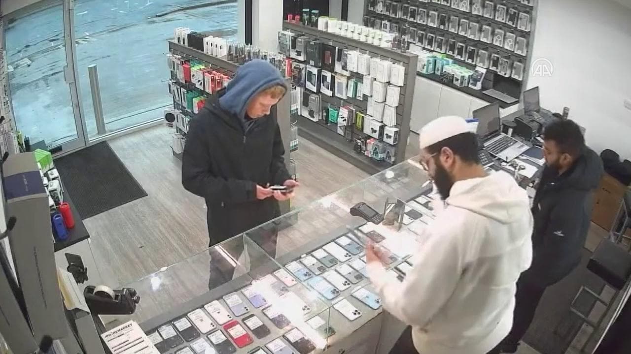 Il peggior ladro di sempre: ruba due cellulari ma non pensa alla fuga. Il finale è una sorpresa