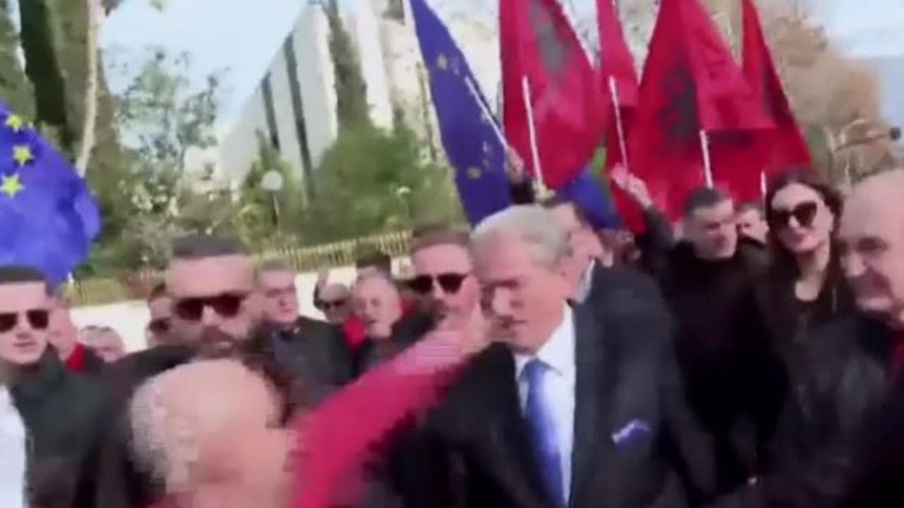 Albania, l'ex premier Berisha colpito con un pugno al volto durante una manifestazione