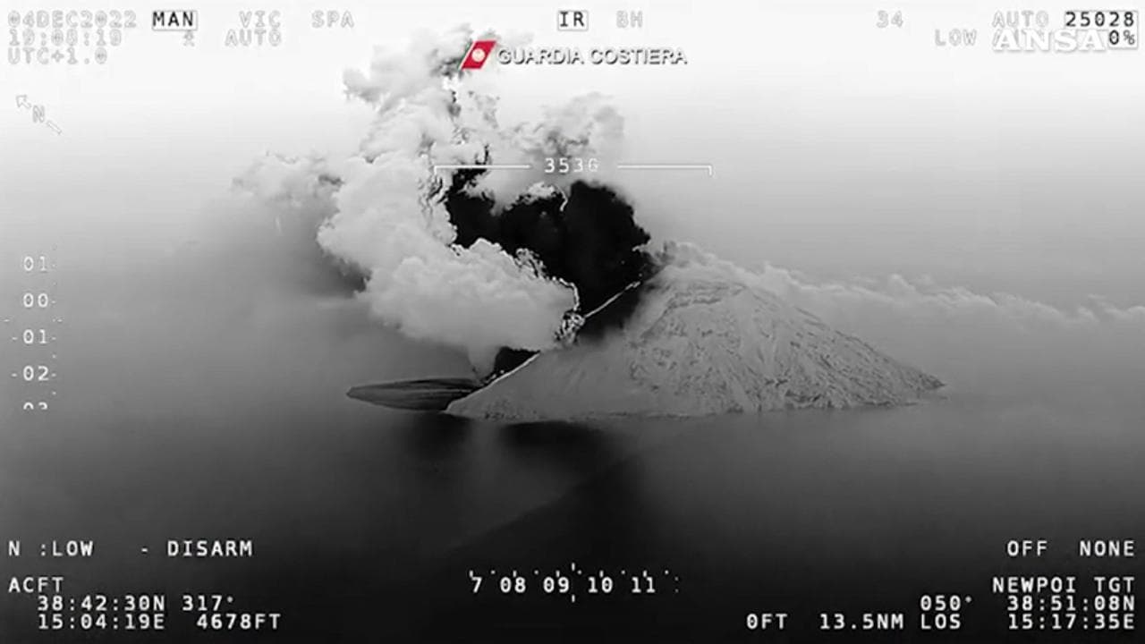 Stromboli, l'aereo della Guardia costiera sorvola il vulcano durante l'eruzione