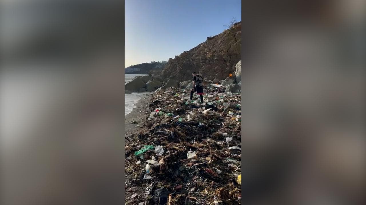 Ischia, dopo la mareggiata la spiaggia è un tappeto di plastiche