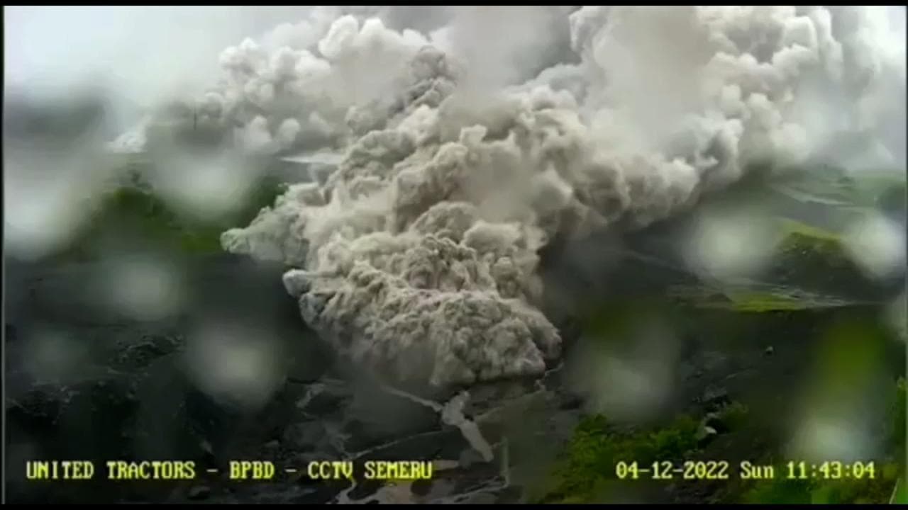 Indonesia, l'impressionante valanga di cenere del vulcano Semeru ripresa dalla telecamera di sicurezza