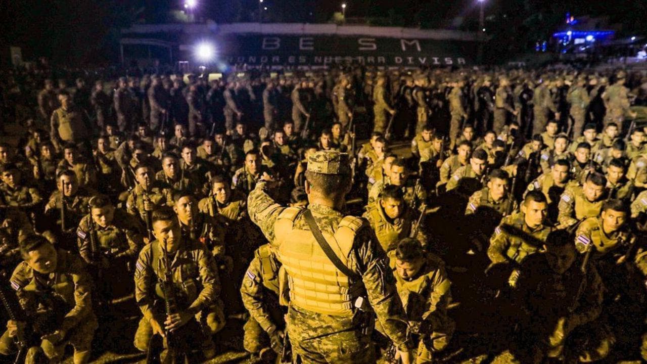 El Salvador, l'esercito "assedia" una città con 10 mila soldati per catturare i membri di una gang