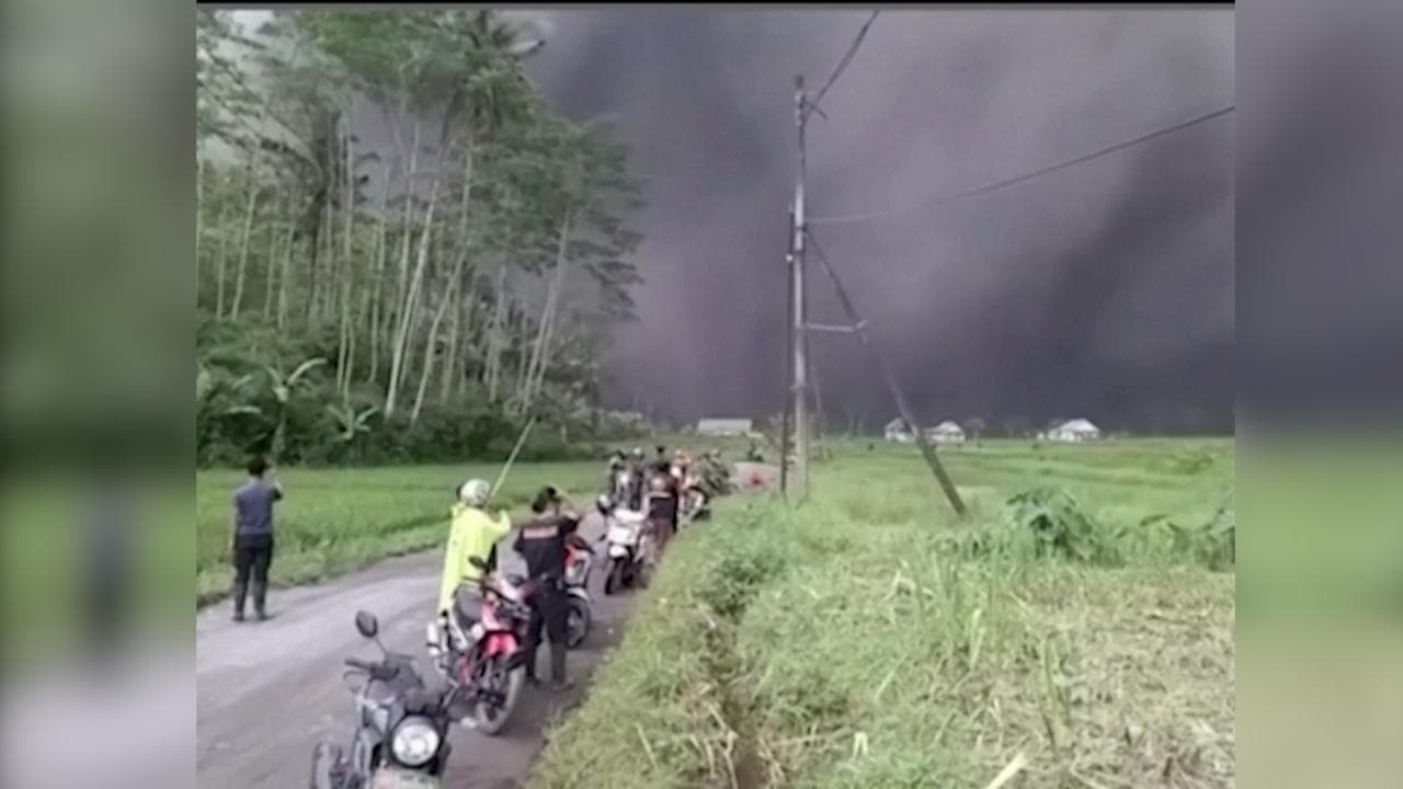 Indonesia, il vulcano Semeru entra in eruzione: massima allerta e fuga in massa