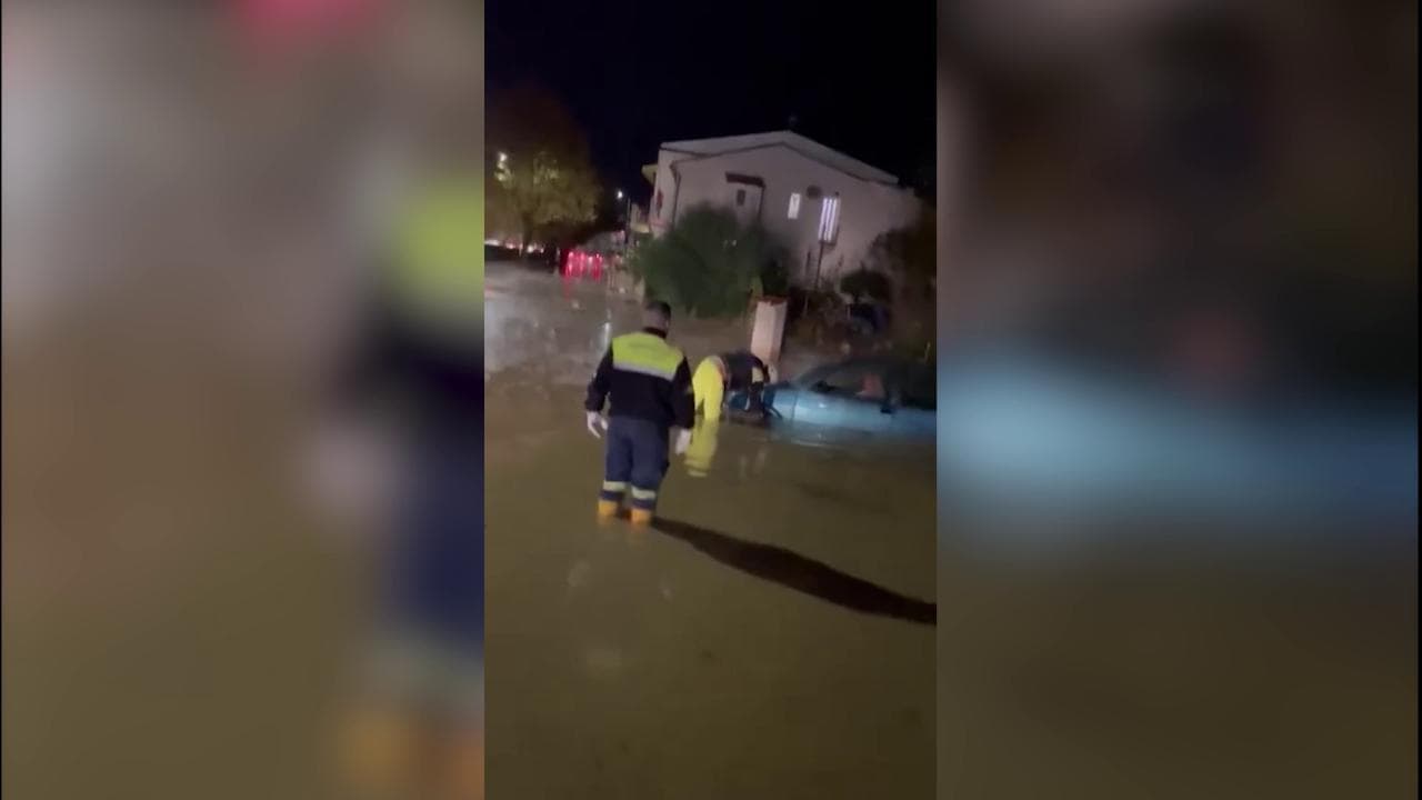 Alluvione nel Messinese, anziano resta intrappolato nella sua auto: l'intervento dei soccorritori