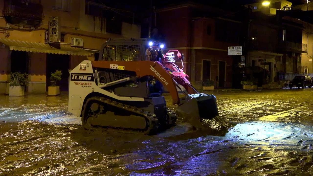 Maltempo in Sicilia, ruspe in azione a Barcellona Pozzo di Gotto per rimuovere fango e detriti dalle strade