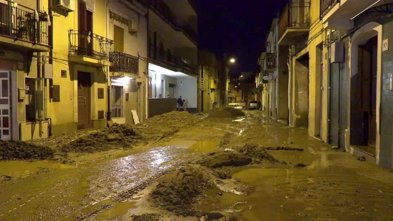 Maltempo in Sicilia, a Barcellona Pozzo di Gotto strade invase dall'acqua
