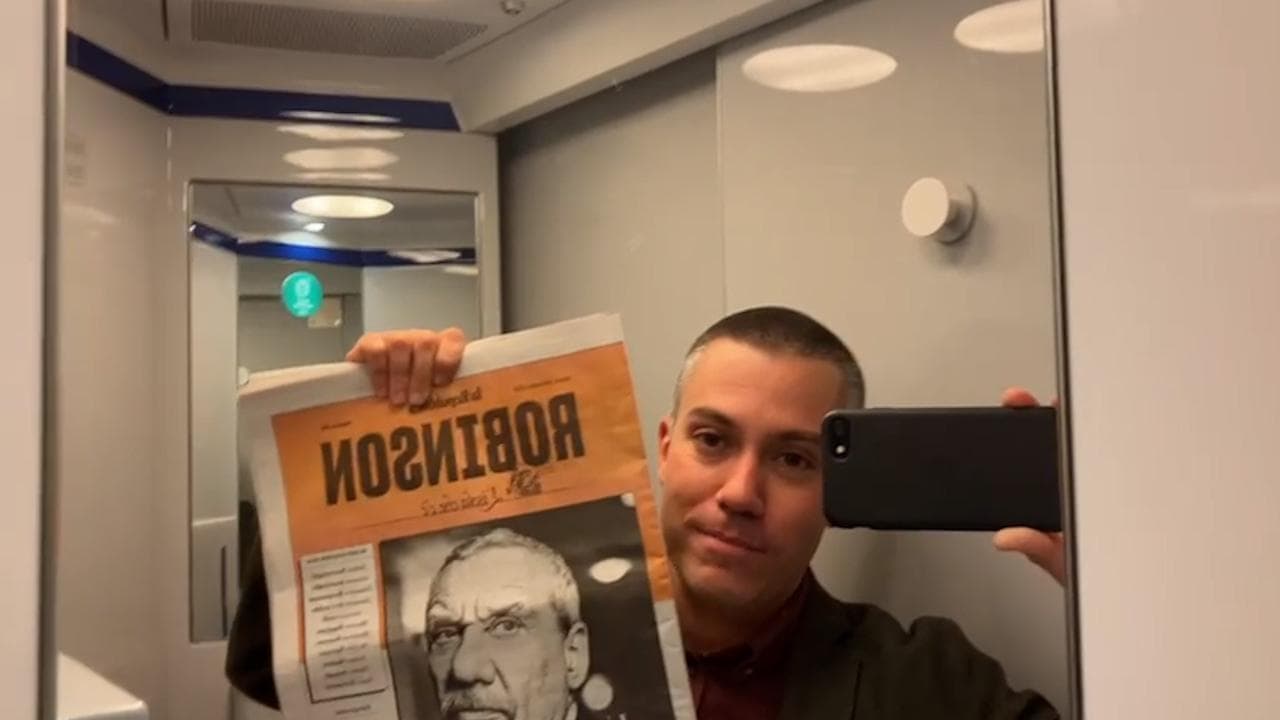 Saverio Raimondo presenta il nuovo numero di Robinson: "Ecco dove vi consiglio di leggerlo"