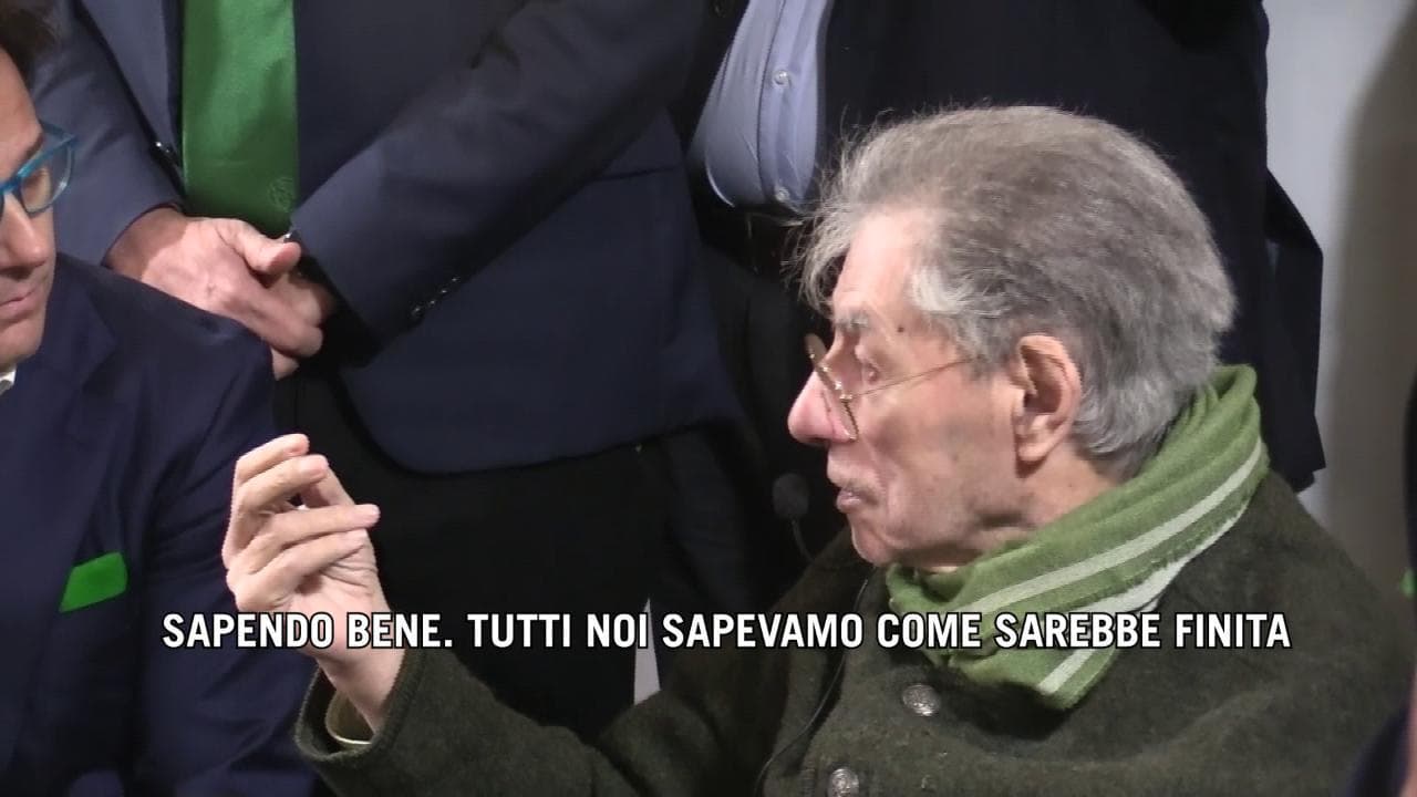 Il grande ritorno di Bossi: "Hanno cancellato l'identità della Lega, è ora di alzarsi in piedi"