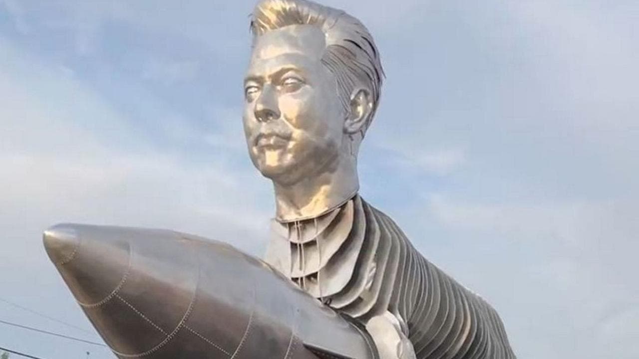 Elon Musk è una capra seduta su un razzo: la mega scultura davanti alla sede di Tesla