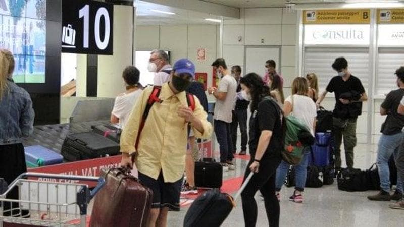 Se il Covid ci rovina la vacanza. Rimborsi per aerei, treni e hotel: quali sono i nostri diritti
