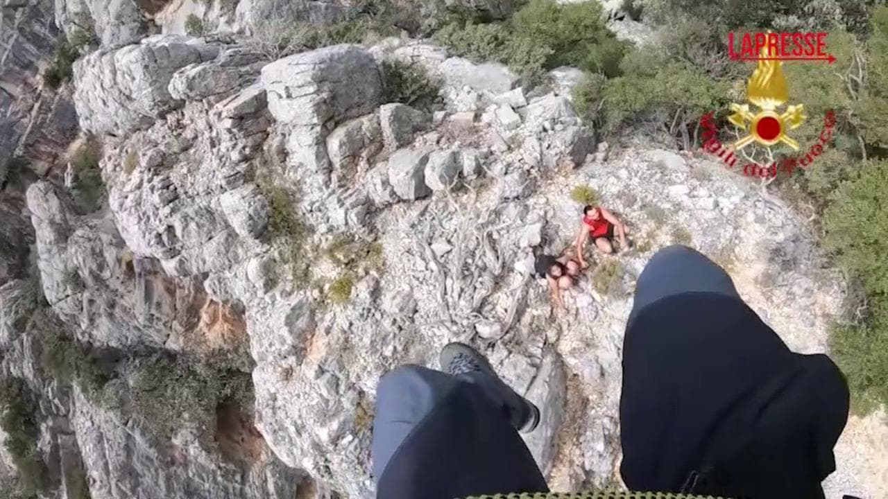 Sardegna, spettacolare salvataggio con l'elicottero di due turisti in difficoltà
