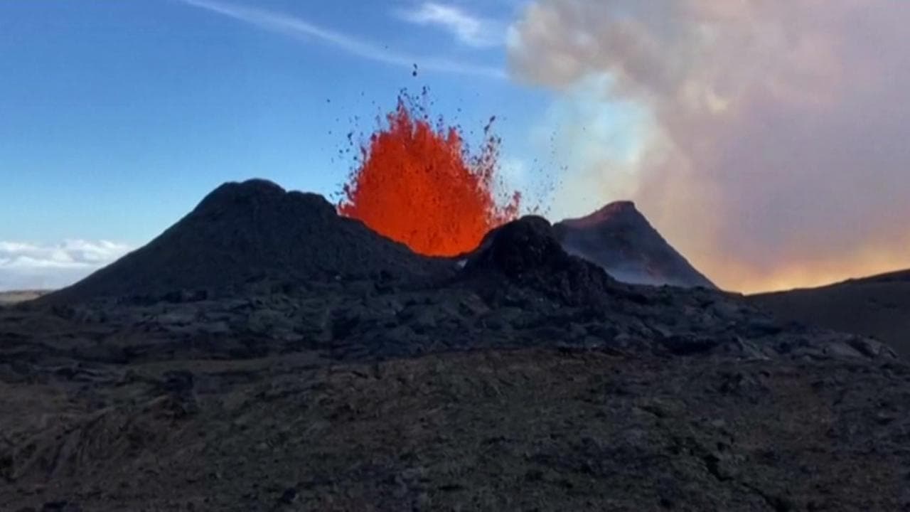 Hawaii, un muro di fuoco: ecco l'eruzione spettacolare del vulcano Mauna Loa, il più grande del mondo