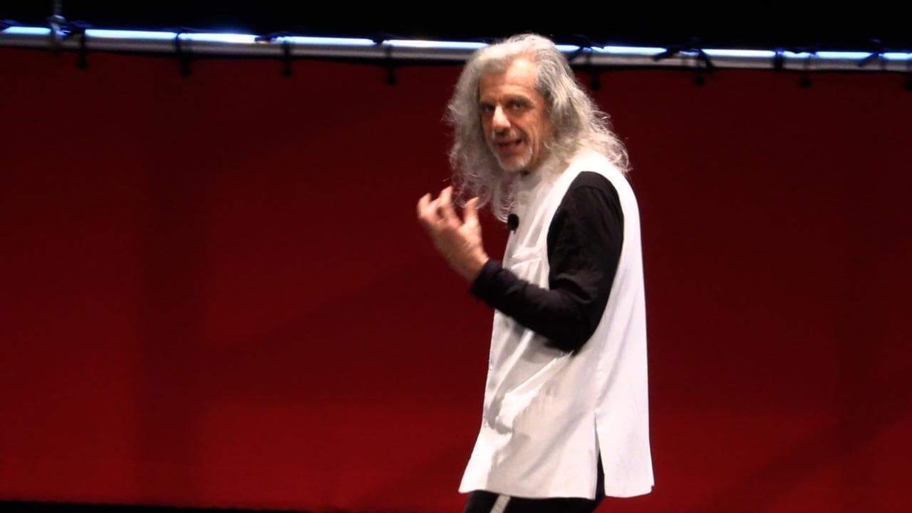 Alessandro Bergonzoni torna a Roma: il mago della parola sul palco dell'Auditorium con "Trascendi e Sali"