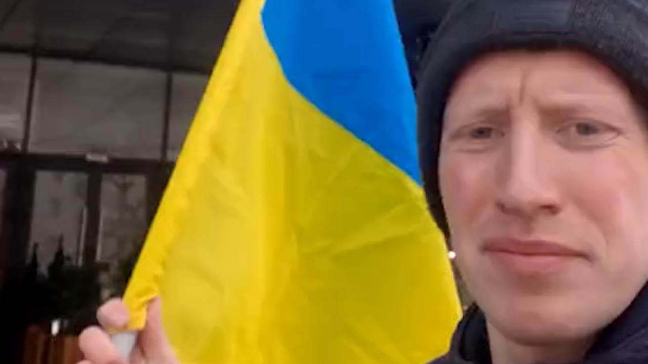 Gira per Mosca sventolando la bandiera ucraina da mesi, ecco la reazione dei russi