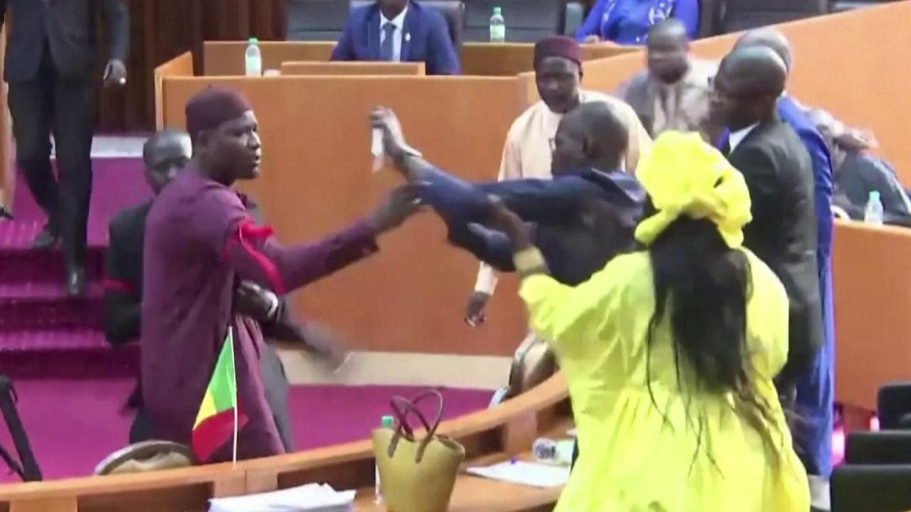 Senegal, rissa tra due deputati: lui la schiaffeggia, lei gli tira una sedia, poi il caos