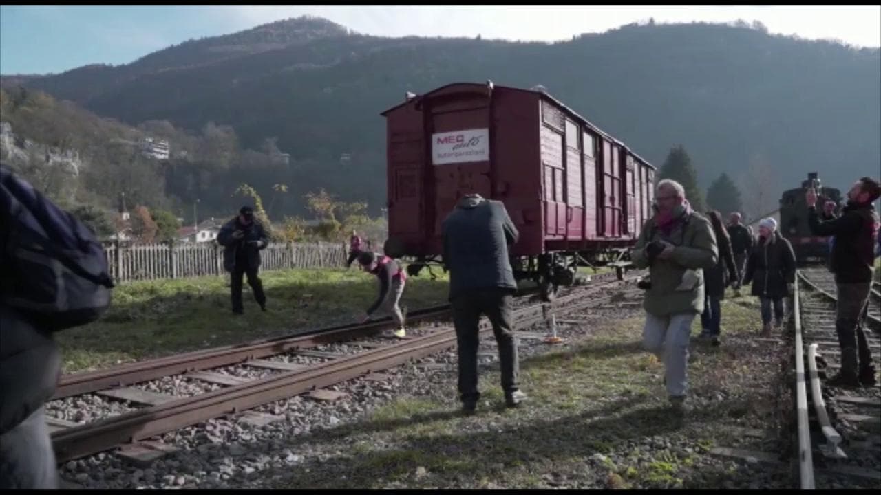 La maestosa impresa in Veneto, 34enne traina carrozza ferroviaria di 14 tonnellate solo con le gambe