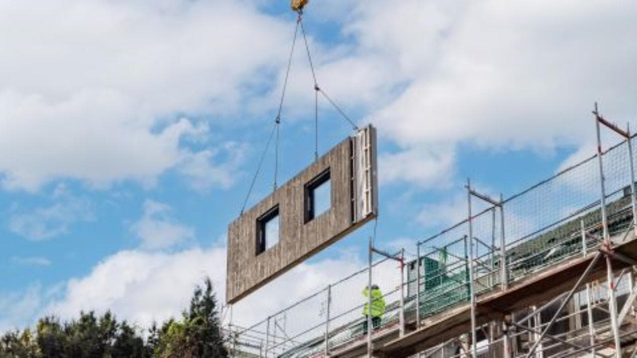 Come rivestire i vecchi edifici con una "seconda pelle" per tagliare le bollette in soli "due giorni"