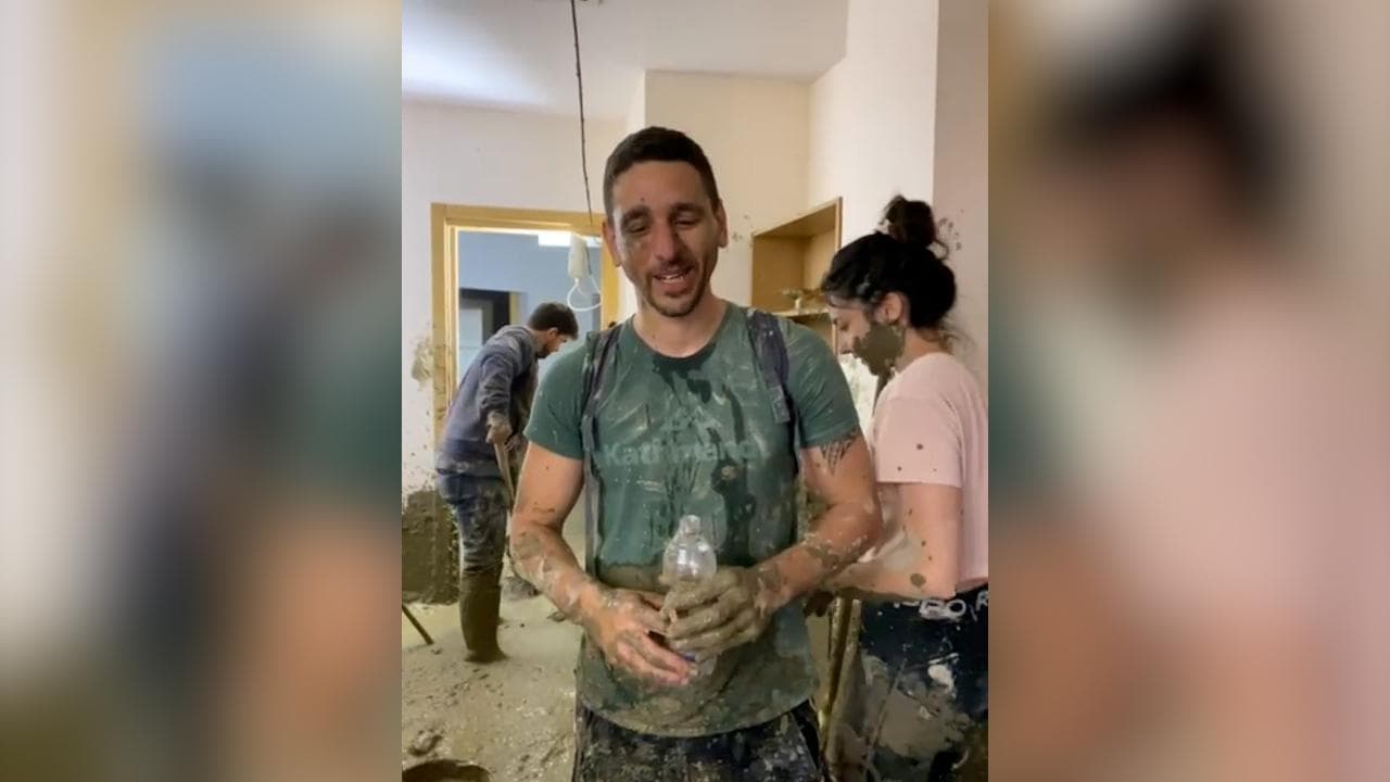 Marta e Matias, dall'Argentina in vacanza a Ischia: "Spaliamo il fango, Casamicciola ne ha bisogno"
