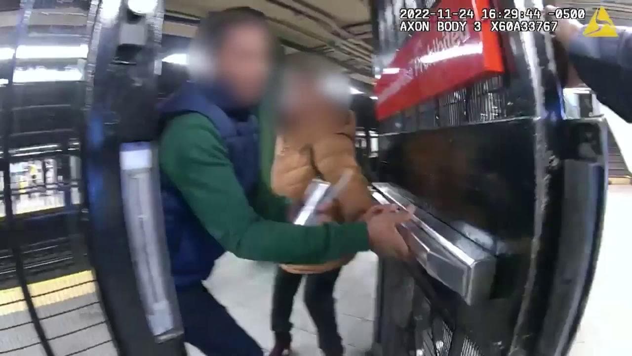Un minuto per salvare un uomo sui binari: la corsa dell'agente per arrivare prima che sia tardi
