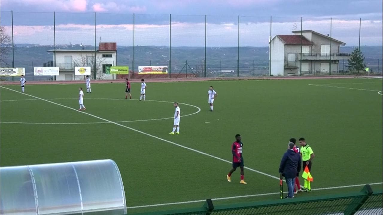 Calcio, dalla tribuna piovono urla e insulti razzisti verso un giocatore del Campobasso
