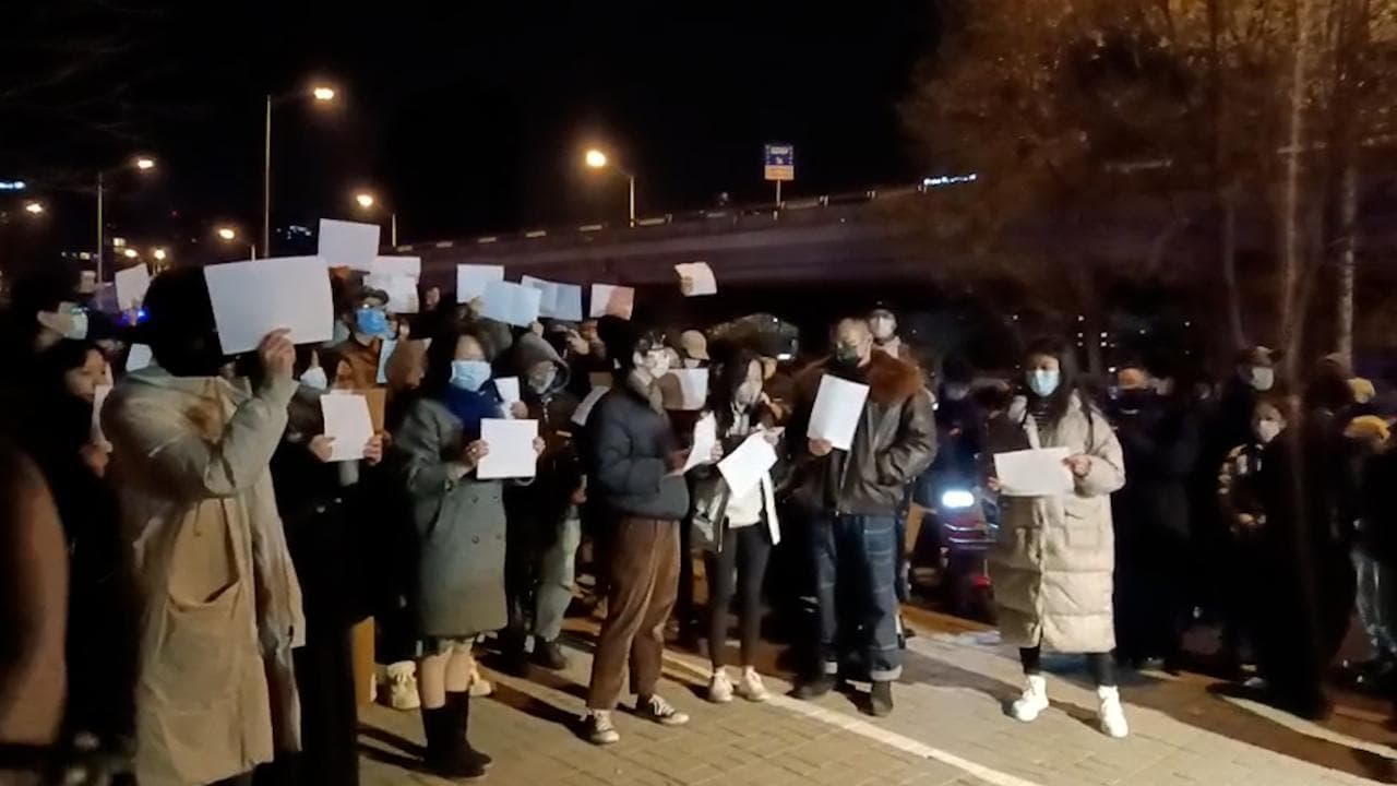 Pechino, tra i manifestanti della protesta dei "fogli bianchi"