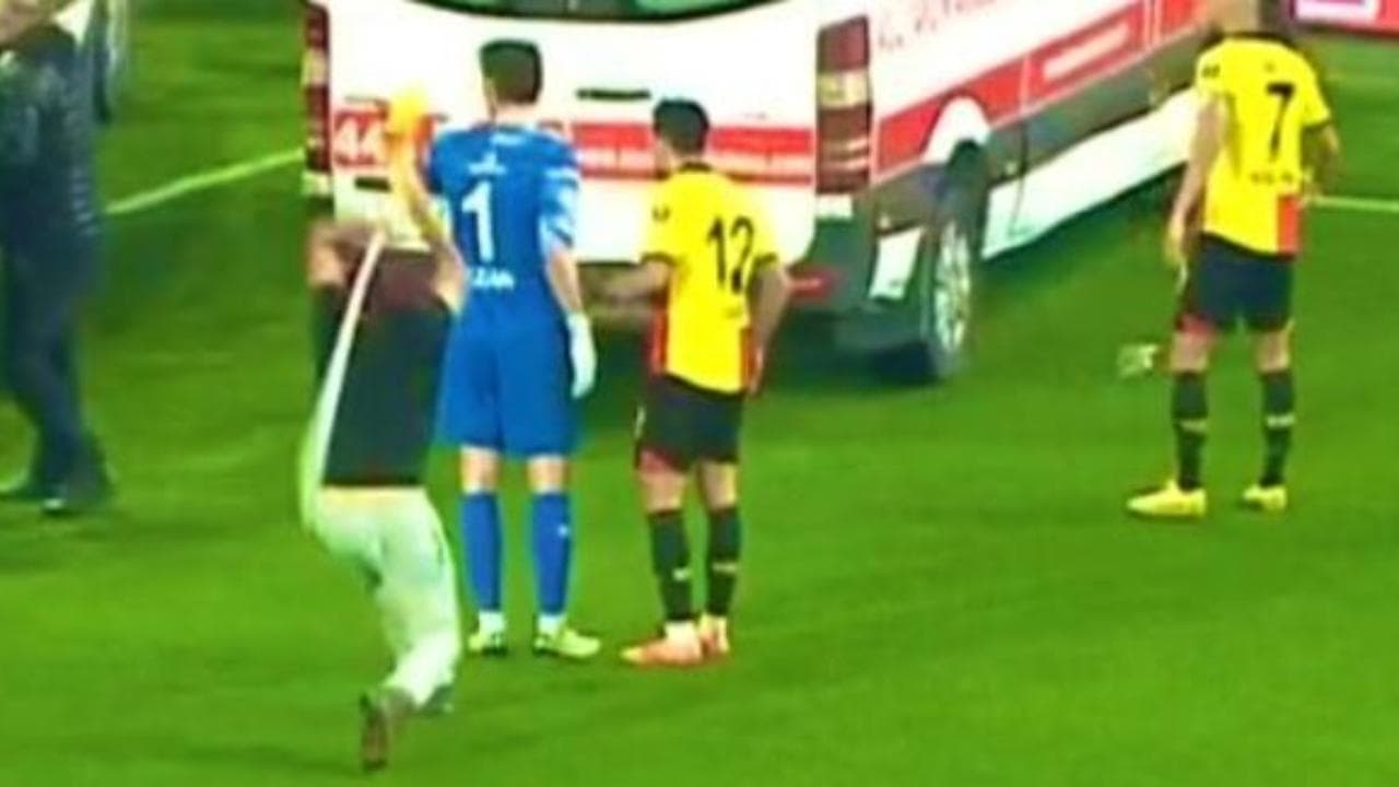 Turchia, un tifoso invade il campo e colpisce più volte con un'asta il portiere avversario