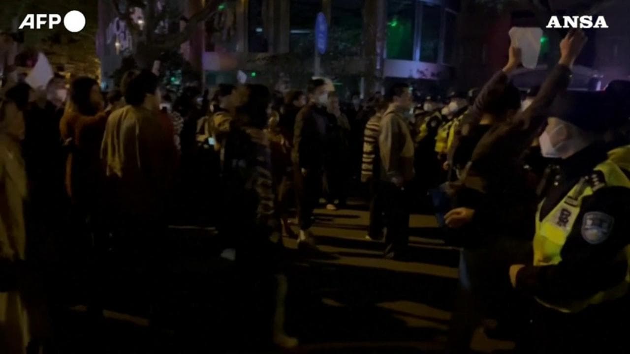 Cina, proteste per le restrizioni anti Covid: folle inferocite scendono in piazza a Shanghai